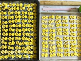 9、培根炒南瓜蝴蝶面(含蝴蝶面的做法), 在烤盘里撒些面粉防粘,所有的蝴蝶面做好后。放在通风处自然风干即可。