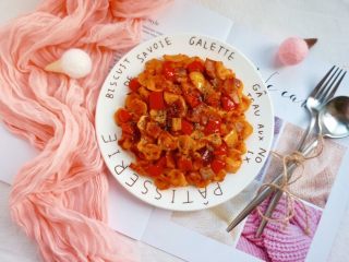 17、培根炒南瓜蝴蝶面(含蝴蝶面的做法),盛入盘中,撒上一些干罗勒碎,完成。