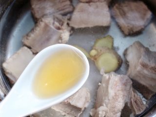 5、藕丁黑木耳炖排骨,一勺料酒