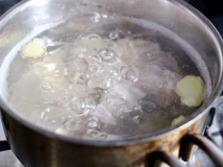 6、藕丁黑木耳炖排骨,大火煮沸转小火慢炖