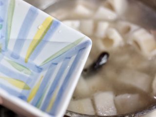 12、藕丁黑木耳炖排骨,再加适量清水煮沸，等到藕丁煮熟，出锅前再调味