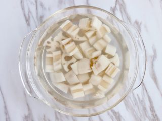 9、藕丁黑木耳炖排骨,放入清水中，泡去淀粉