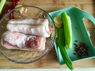 2、给回锅肉找个伴儿➕回锅豆腐回锅肉,五花肉清洗一下，葱切两段姜去皮切片清洗备用，花椒分出1/3清洗备用