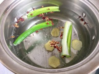 3、给回锅肉找个伴儿➕回锅豆腐回锅肉,坐锅烧水，水开放入大葱，姜片，花椒