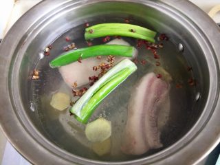 4、给回锅肉找个伴儿➕回锅豆腐回锅肉,放入五花肉