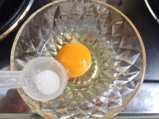 9、给回锅肉找个伴儿➕回锅豆腐回锅肉,鸡蛋一颗，加入少许盐，打成蛋液