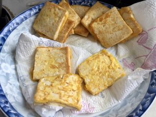 12、给回锅肉找个伴儿➕回锅豆腐回锅肉,厨房纸巾铺盘底，煎好的豆腐放上吸油