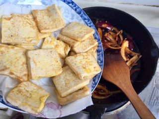 27、给回锅肉找个伴儿➕回锅豆腐回锅肉,转中火，加入豆腐