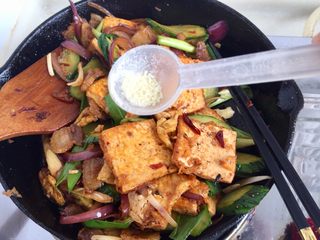 35、给回锅肉找个伴儿➕回锅豆腐回锅肉,尝下咸淡，根据个人口味添加一点食盐，一点鸡精