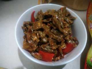 3、家庭版孜然烤鱼,酸豆角和泡椒。材料准备好了，差不多鱼也腌好了。鱼可以多腌制一段时间。