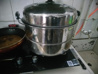 4、家庭版孜然烤鱼,鱼用托盘装好，进蒸锅，大火烧开蒸十分钟左右。