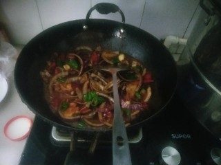 5、家庭版孜然烤鱼,油烧热，依次加入姜片大蒜花椒青椒，一勺豆瓣酱炒出香味，然后加入细红辣椒，孜然粉两到三勺，加入洋葱，洋葱大半个就够了，然后加入泡椒酸豆角。可以适量加点水加点盐，别加多了。继续翻炒两三分钟就行了。