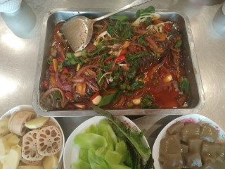 7、家庭版孜然烤鱼,吃的时候用小火保持沸腾，可以加莴笋，魔芋豆腐，藕片土豆等配菜，越吃越好吃。喜欢的朋友收藏哦。