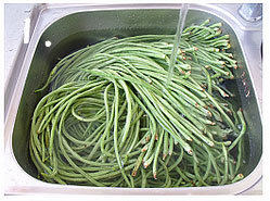 1、家庭自制干豆角,豆角用水洗净