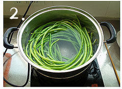 2、家庭自制干豆角,锅里烧开水,把豆角放入大火滚开