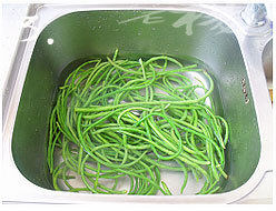 3、家庭自制干豆角,捞出豆角放入冷水中