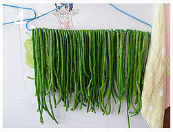 4、家庭自制干豆角,搭在绳子上或者衣架上，或者直接剪成段铺在阳台上晒