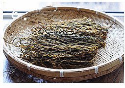 6、家庭自制干豆角,晒好的豆角装入袋子，扎紧。秋冬天炖肉很好吃