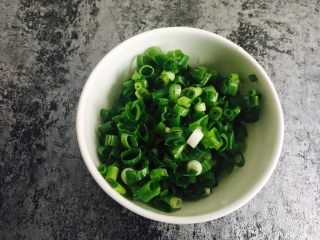 5、油泼辣子凉面,葱末