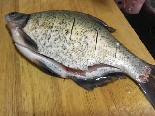 2、「吃货久久」这样蒸鱼我一人可以吃一条,鱼洗净 正反面切几刀