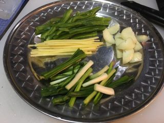 3、「吃货久久」这样蒸鱼我一人可以吃一条,青椒 生姜一半切丝 一半切片 葱切丝 大蒜一半切片 一半切末