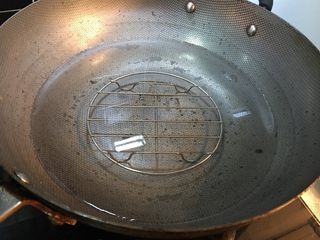 4、「吃货久久」这样蒸鱼我一人可以吃一条,处理鱼的时候一边锅内大火烧水