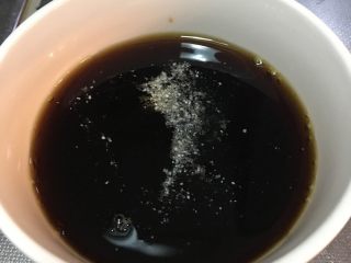 8、「吃货久久」这样蒸鱼我一人可以吃一条,中大火15分钟即可 等待的时候准备一饭碗调汁：生抽 蒸鱼豉油 多放些 醋少许 糖少许 盐少许 加入小半碗水 调匀