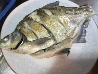 9、「吃货久久」这样蒸鱼我一人可以吃一条,鱼蒸好好取出 去掉塞的葱姜蒜 盘子里的水很腥都不要了