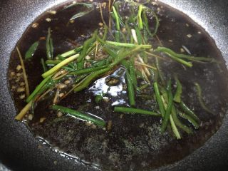 11、「吃货久久」这样蒸鱼我一人可以吃一条,加入之前切的丝和蒜末 炒香关火 加入一点香油