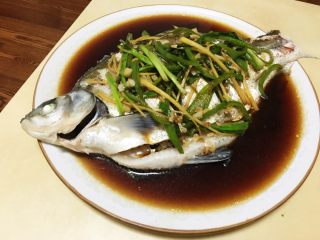 12、「吃货久久」这样蒸鱼我一人可以吃一条,直接均匀倒在鱼上 完成了