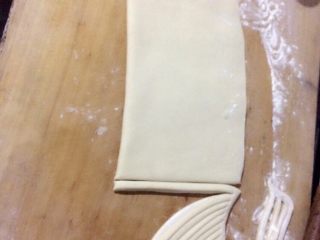 4、扯面,从下向上叠，用刀切条，顶端不要切开