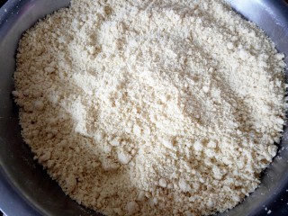 1、枣介糕,黄米面提前2小时用温水边倒水边搅拌搓匀，（最好用手拌面）拌成如图中的样子备用，不能太干也不能太湿（这个时间问题，听婆婆说时间长点好）