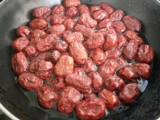 2、枣介糕,红枣洗净，锅里注入适量水，开火煮10分钟左右