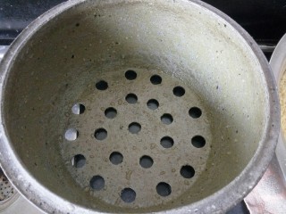 5、枣介糕,用这样的砂锅蒸锅蒸，又保温透气性又好，蒸出来的味道是非常非常棒的