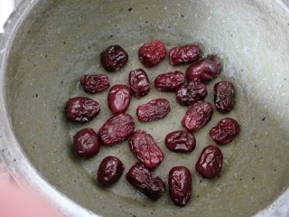 6、枣介糕,用煮好的枣堵上蒸锅的眼，每个眼都堵上