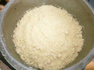 7、枣介糕,把拌好的面均匀的洒一层在枣上面