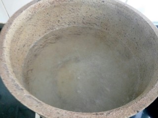 8、枣介糕,锅里的水将开未开时，把洒好面的蒸笼放在上面，盖好锅盖