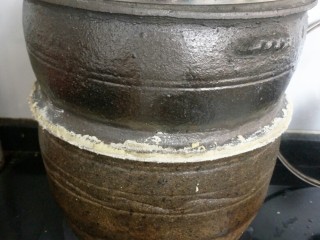 9、枣介糕,快速的用少量拌好黄米面再加一点点水调成较稠的糊糊，把锅与蒸笼之间的缝堵上（避免漏气）