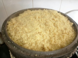 12、枣介糕,继续洒面粉，重复洒面粉的步骤