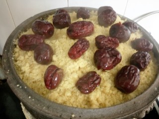 13、枣介糕,最后再加一层枣，洒枣介糕的步骤就完成了