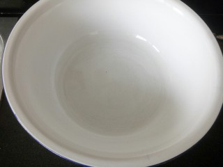 15、枣介糕,准备一个大点的瓷面盆备用