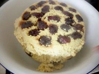 17、枣介糕,蒸好的枣糕倒扣在大面盆里