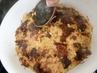 18、枣介糕,用大勺子压瓷实了，用勺子把糕和盆分离开，把剩的糖水转圈倒入，继续压实，枣介糕制作完成，可以趁热食用了，软软的，黏黏的，太喜欢吃了