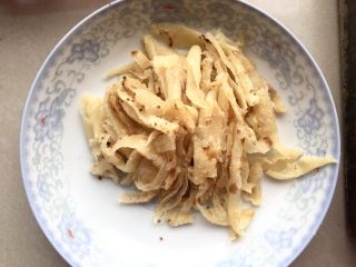 2、白菜肉丝炒饼,饼丝也准备好。我的是自己烙饼，然后切丝的，也可以去市场买现成的饼丝