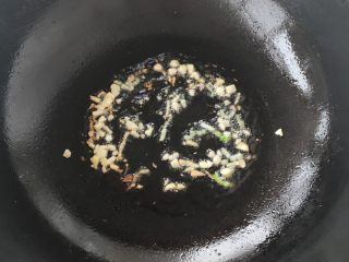 3、白菜肉丝炒饼,锅中倒油，在油不太热的时候放入葱姜蒜。我的油有点太热了，所以糊了……大家引以为戒