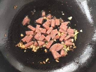 4、白菜肉丝炒饼,把肉放进入炒一下