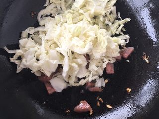 5、白菜肉丝炒饼,肉炒熟以后下白菜，大概一两分钟就可以了