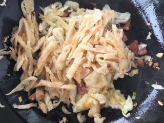 6、白菜肉丝炒饼,然后放饼丝，这个时候倒入大概一个碗底的水，可以让饼丝不那么干，注意水别倒太多～炒大概一两分钟，等饼丝变软，加入适量的盐，再倒一点醋调制，然后装盘