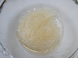 1、南瓜炒米粉,米粉放入温水中泡软