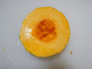 2、南瓜炒米粉,南瓜去皮去瓤洗净